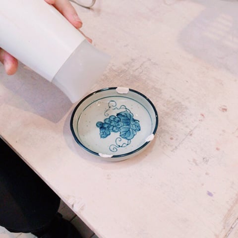 金継ぎ 欠けを埋めた粘土はドラヤーで乾かす