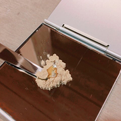 金粉とグリコールを混ぜる