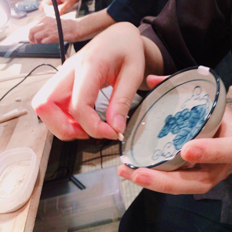 金継ぎ 欠けを埋める粘土を優置く様子
