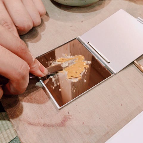 金粉とグリコールを混ぜる2
