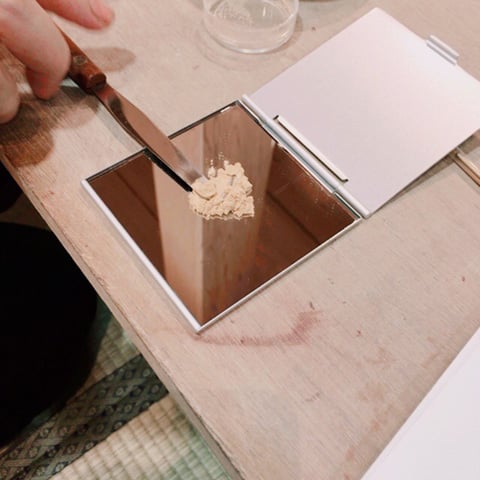 コンパクトミラーに金粉を乗せる