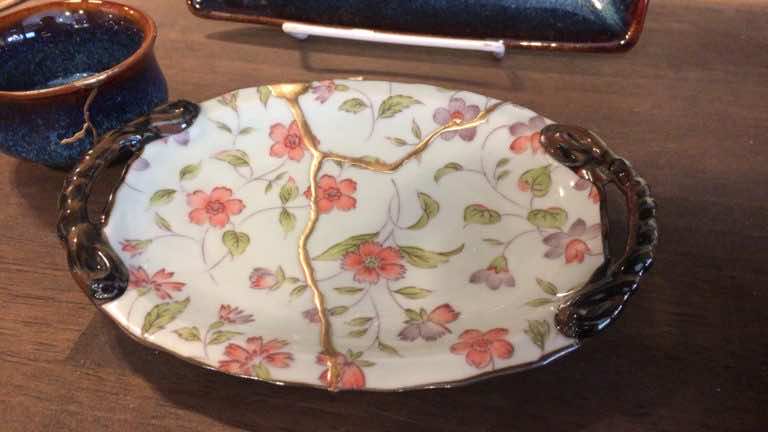 金継ぎされたお皿