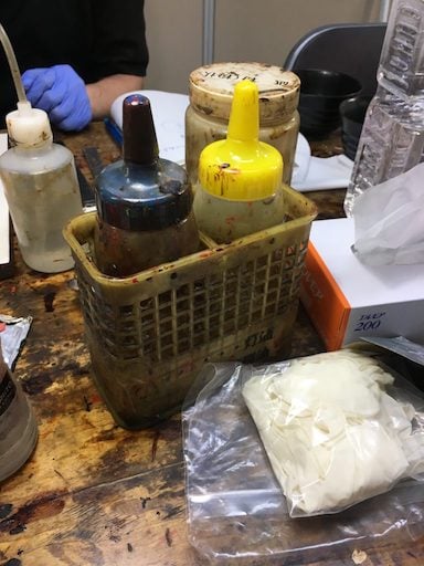 漆は灯油や菜種油で綺麗に拭き取ります