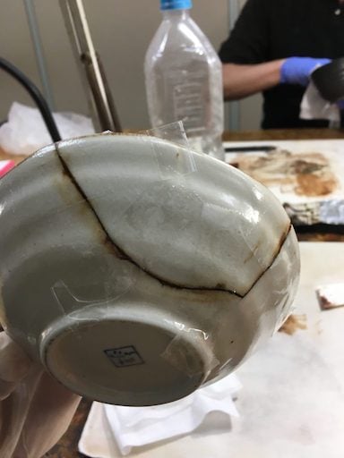 麦漆で接着したあとはセロテープを割れに対して直角に貼ります